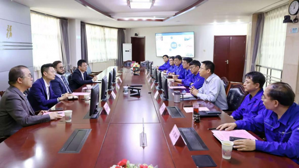 沙特水務(wù)局副局與光語生物公司負(fù)責(zé)人參觀漢沽鹽場(chǎng)