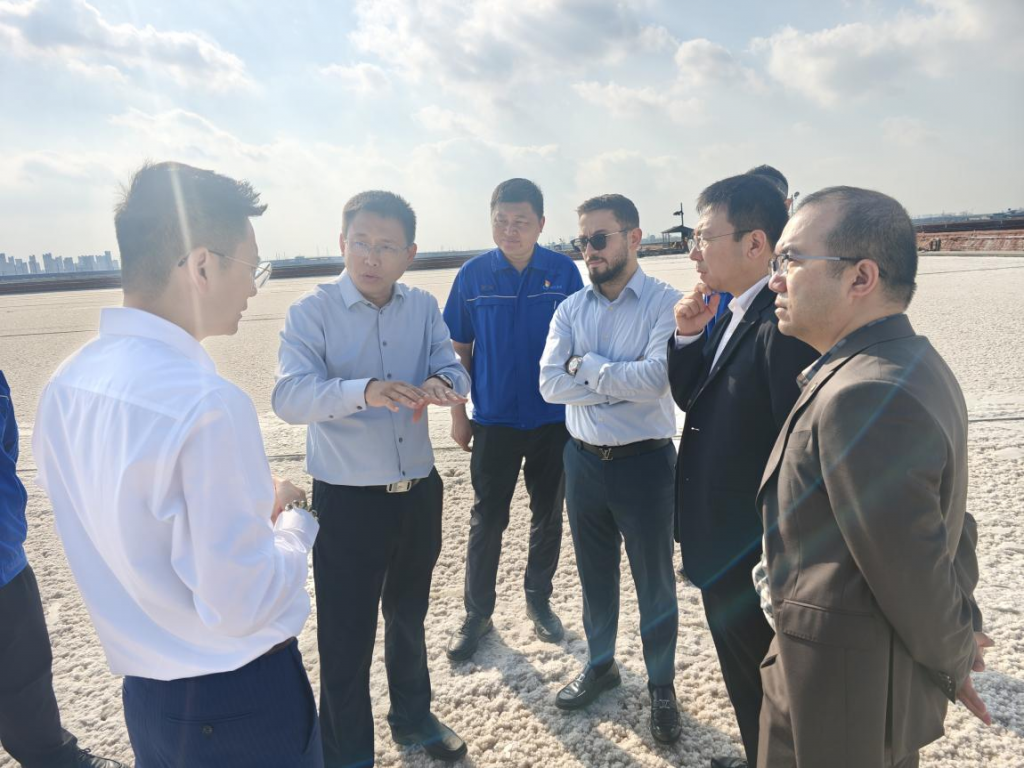 沙特水務(wù)局副局與光語生物公司負(fù)責(zé)人參觀漢沽鹽場(chǎng)